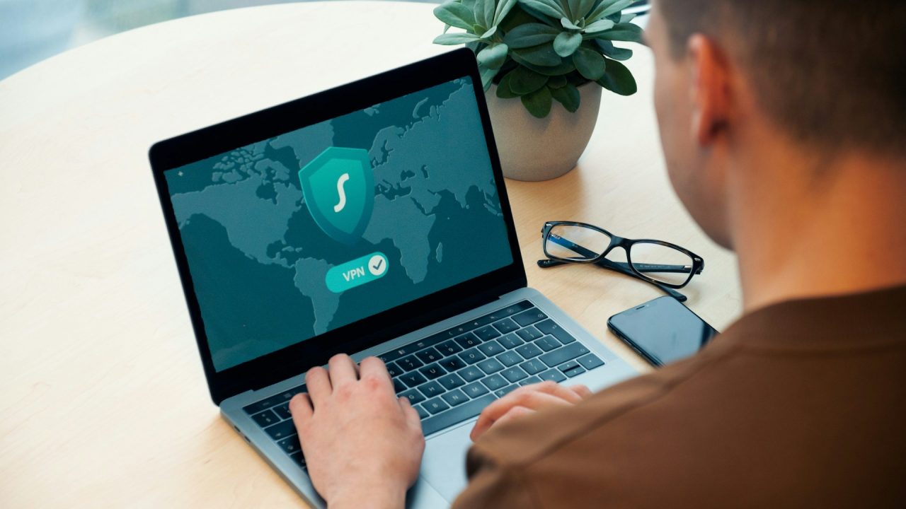 डिजिटल प्राइवेसी की नई बिसात: NordVPN का ‘नेक्स्ट-जेन’ सुरक्षा चक्र और AdGuard का किफायती दांव